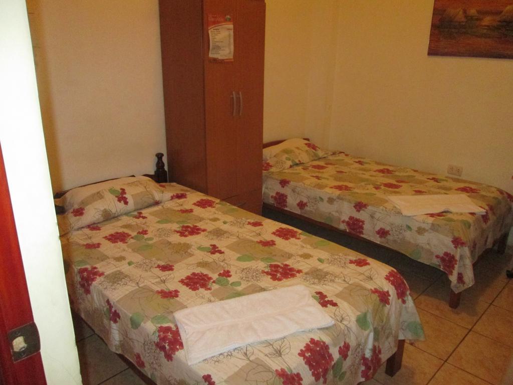 Residencia Casa Linda Hotel อีกีโตส ภายนอก รูปภาพ